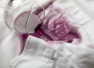 Manchou a roupa? Não lave! Procure uma lavanderia