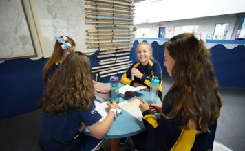 Projeto escolar de educação financeira na prática para crianças e jovens