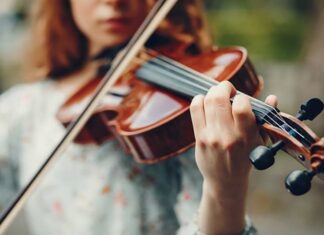 Ação especial de Dia das Mães acontece nos cemitérios Jardim da Saudade com homenagens, rosas e música ao vivo