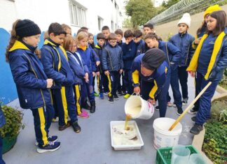 Estudantes de Curitiba fazem sabão com óleo usado para combater a poluição da água