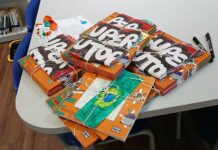 Alunos de Curitiba viram autores e autografam seus próprios livros em projeto literário escolar