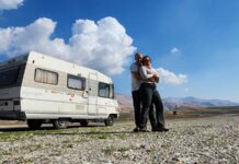 Jovens há mais tempo: casal brasileiro viaja o Oriente Médio rumo à China em um motorhome vintage
