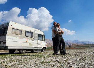 Jovens há mais tempo: casal brasileiro viaja o Oriente Médio rumo à China em um motorhome vintage